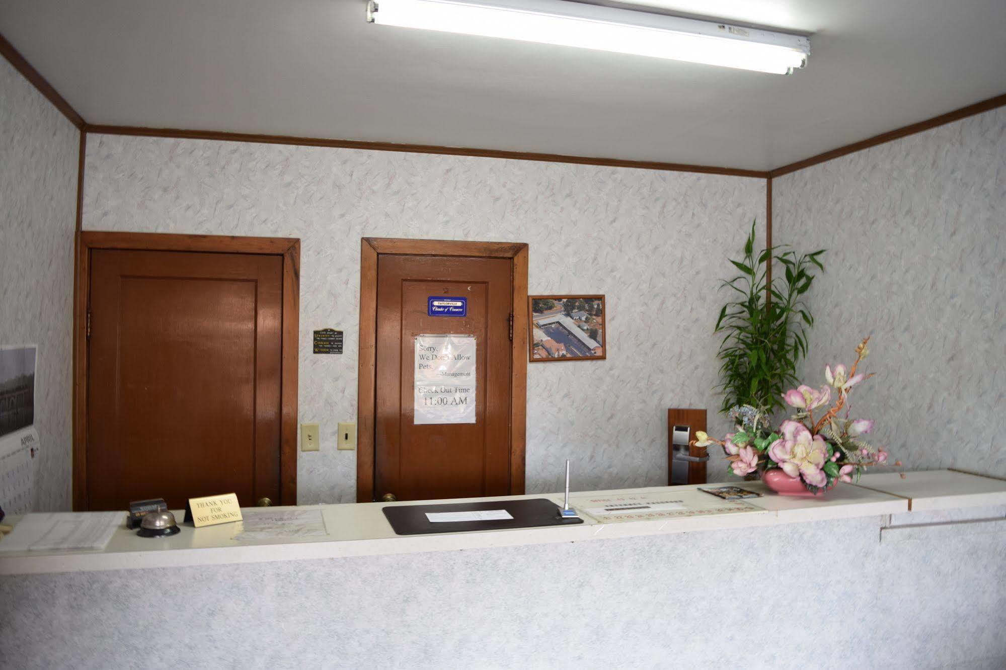 Taylorville Economy Inn المظهر الخارجي الصورة